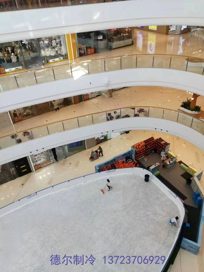 工作人員清理冰屑(xiè)