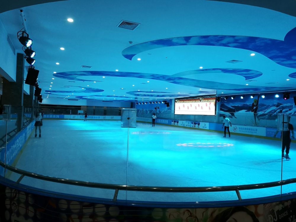 真冰（bīng）溜冰場