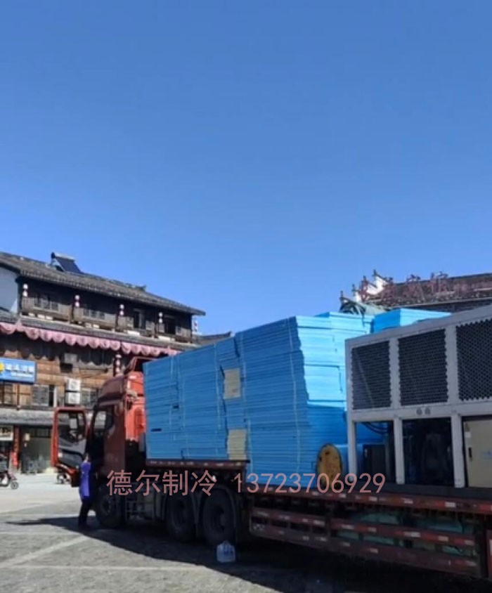 冰場主機和工程(chéng)材料發運到現場