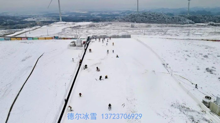 德爾冰雪-龍裏油畫大草(cǎo)原滑雪場