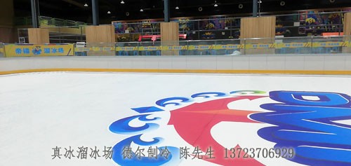 新疆奎屯帝錨（máo）溜（liū）冰場